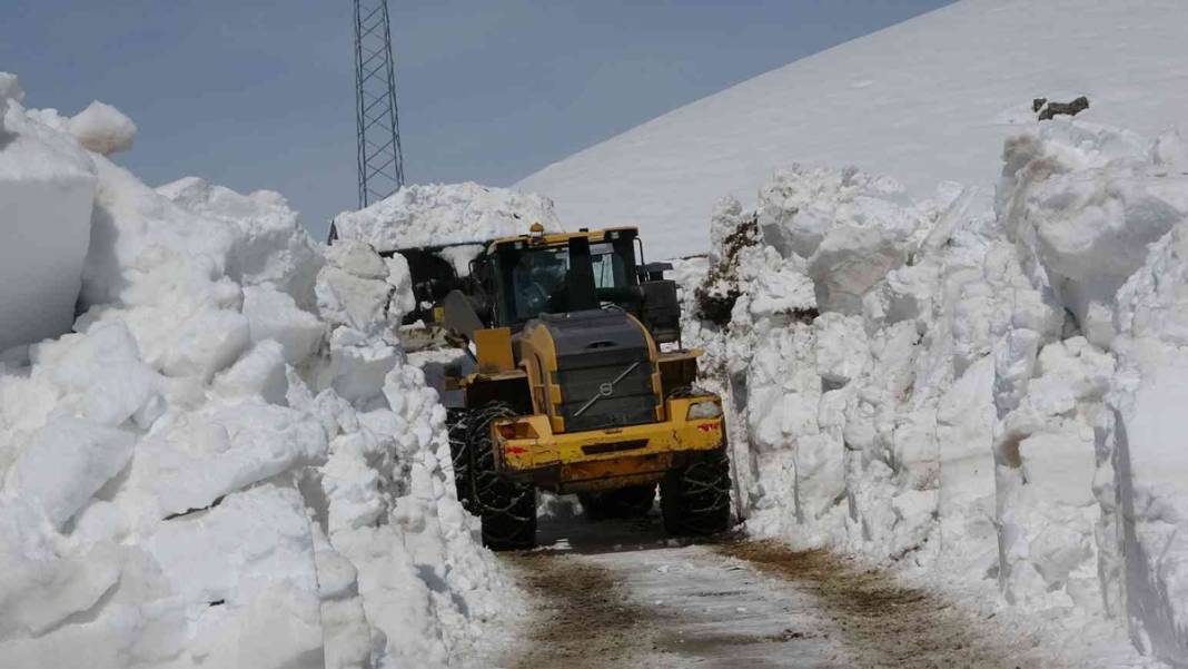 Bitlis'te '6 metrelik' karla amansız mücadele sürüyor: İş makineleri kayboldu 2